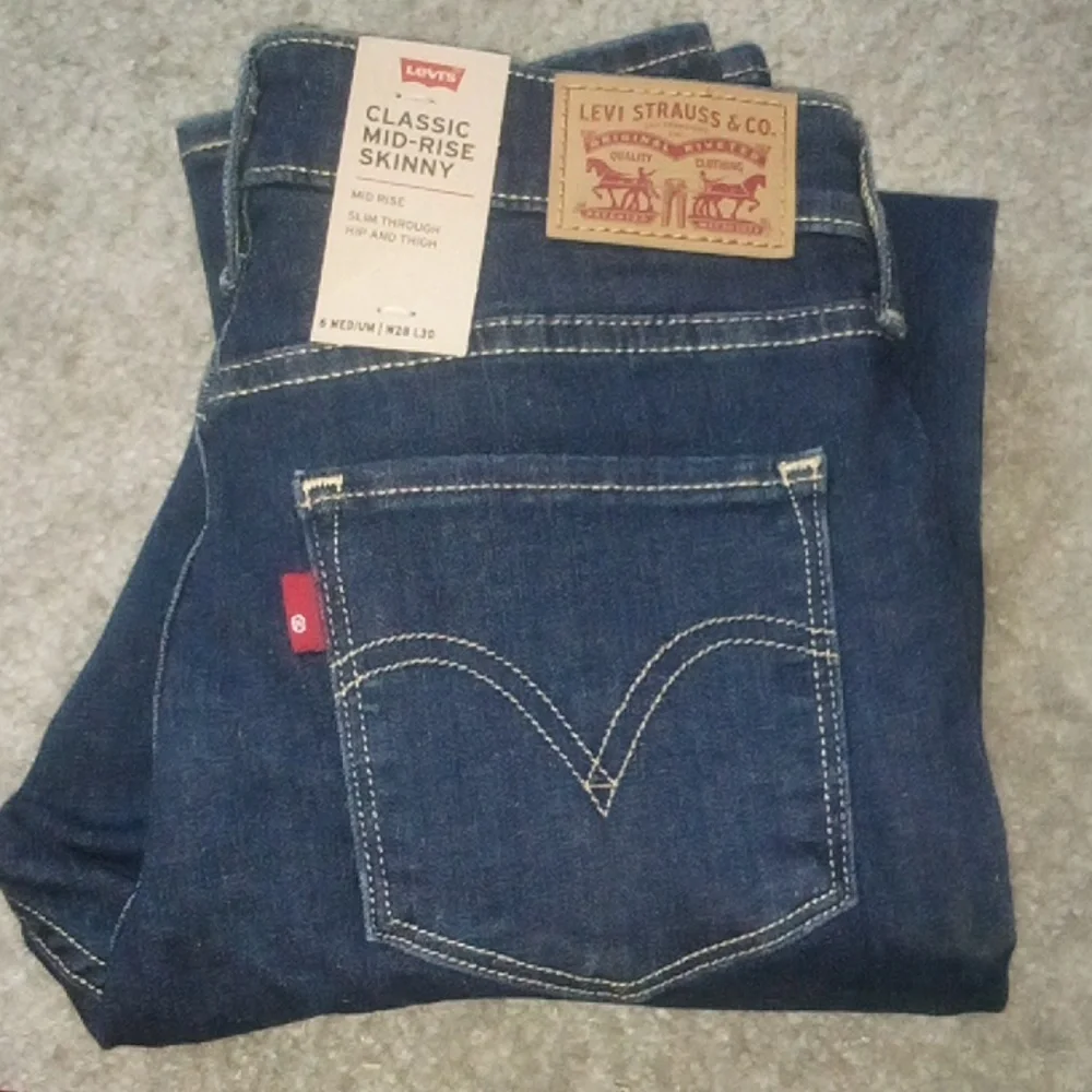 Levi's - Picture 1 of 3